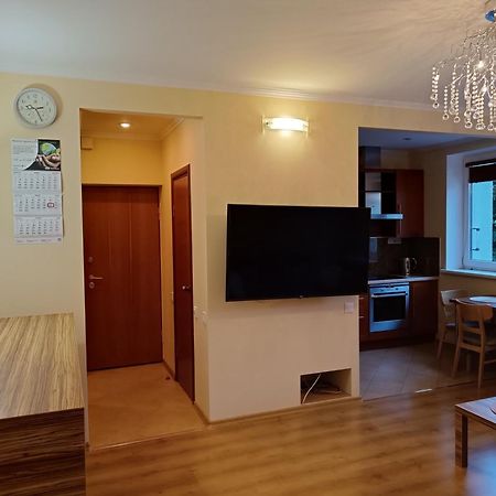 Quiet Dzelzavas Street Apartment ريغا المظهر الخارجي الصورة