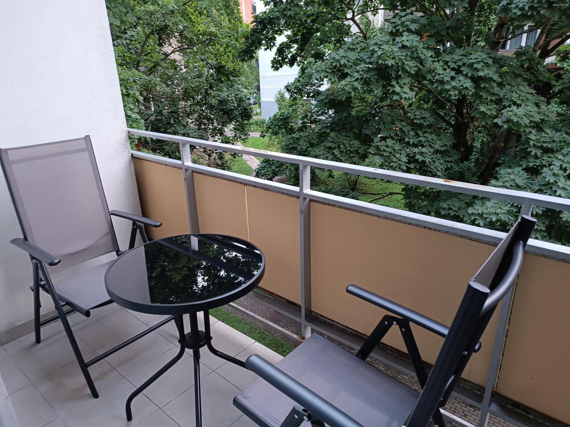 Quiet Dzelzavas Street Apartment ريغا المظهر الخارجي الصورة